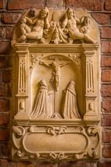 Płaskorzeźba na ścianie bazyliki w Nysie.