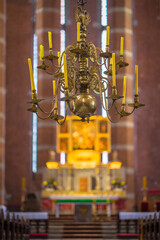 Jeden z najniżej położonych kościelnych żyrandoli znajdujący się w bazylice w Nysie.