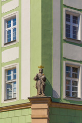 Figura na rogu kamienicy mieszczańskiej w centrum Nysy. © Jacek