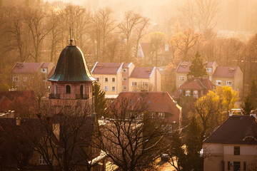 Wieżyczka budynku straży pożarnej widziana przy popołudniowym słońcu w Nysie. © Jacek