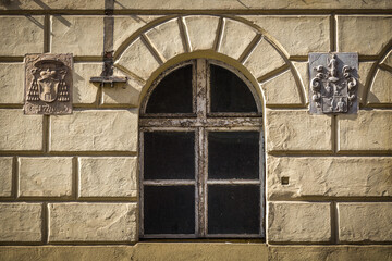Herby na fasadzie budynku Wielkiego Młyna w Nysie.
