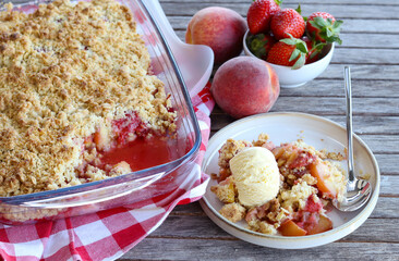 Peach and strawberry crumble