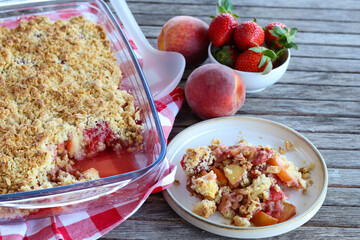 Peach and strawberry crumble