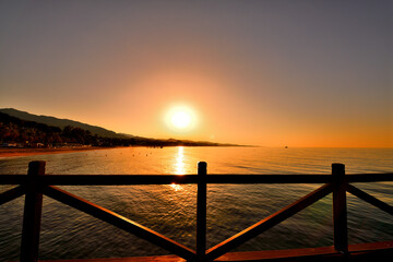 Fototapeta na wymiar amanecer en una playa de Marbella visto desde el embarcadero 