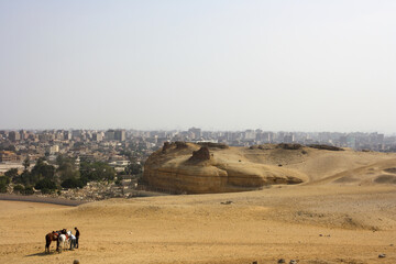 Obraz premium Desierto Egipcio con Ciudad al Fondo y Caballo en Primer Plano