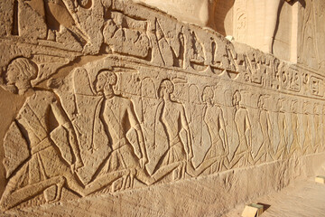 Relieves en un muro de un templo egipcio