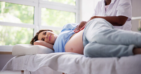 Obraz na płótnie Canvas Pregnancy Massage And Physiotherapy