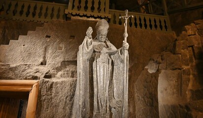 escultura del papa en las minas de sal de wieliczka
