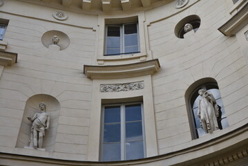 Fototapeta na wymiar Façade avec niches et statues à Paris. France