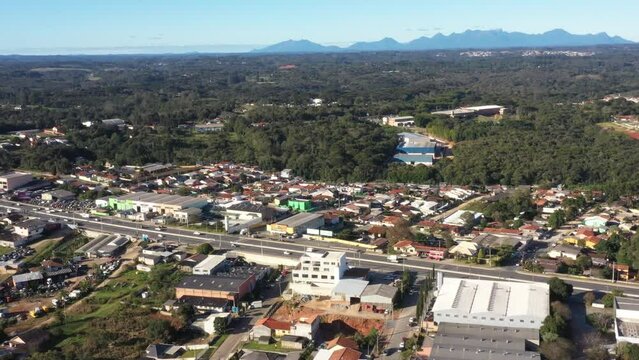Rodovia em cidade brasileira