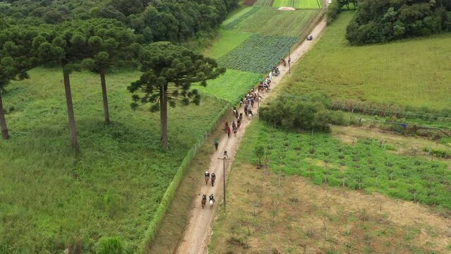 Cavalgada rural em cidade brasileira
