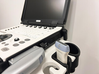 Naklejka premium Close up view of a medical ultrasound probe and the equipment in the background 