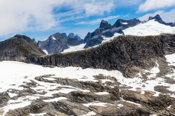 Obraz premium Aerial view of snow-covered mountain peaks on the Juneau icefield.