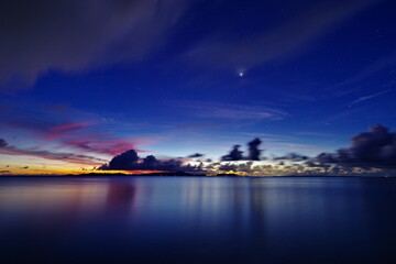 沖縄県小浜島　トゥマールビーチから見た夜明け