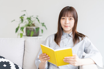 本を読む若い女性