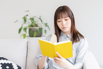 本を読む若い女性