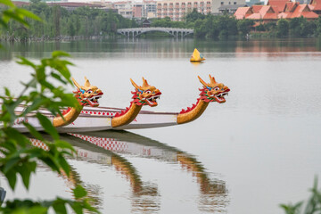 Obraz premium Dragon Boats in the River on Dragon Boat Festival