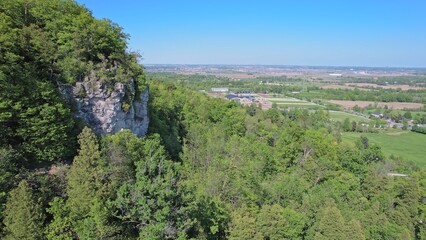Obraz premium Rattlesnake Point Conservation Area lookout in province Ontario, Canada. Scenic and popular nature reserve. Rugged beauty and stunning views. Famous Canadian tourist vacation routs and attractions.