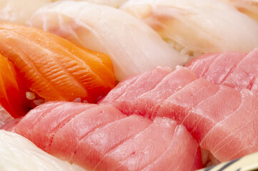 北海道の新鮮で美味しい寿司の盛り合わせ