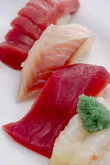 北海道の新鮮で美味しい寿司の盛り合わせ