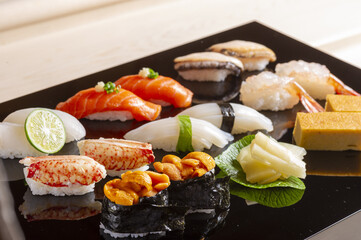北海道の新鮮で美味しい寿司の盛り合わせ