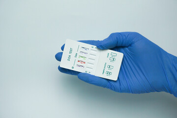 Holds a drug test kit to find out five types of drugs in the body's womb through urine. wearing...