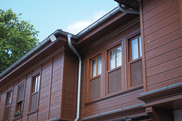 establish shot of a old wooden house 