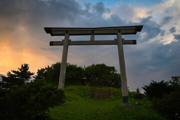 神社の鳥居と夕焼け