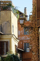Fototapeta na wymiar Immeubles anciens dans le quartier Transtevere à Rome