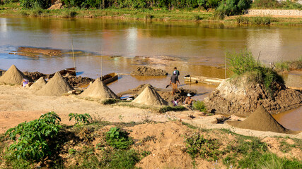 Sable séchant au soleil au bord d'une rivière à Madagascar