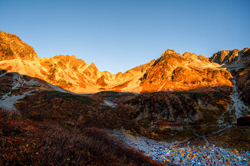 穂高岳、涸沢カールの朝焼け、光と影のモルゲンロート