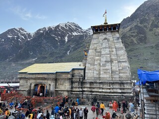 Kedarnath Shiva temple and the mountain view © Purushothamann