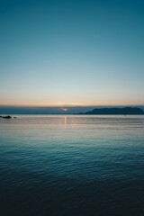 Ruhiges, sanftes Meer an einem frühen Morgen