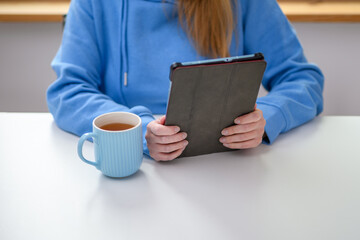 Bizneswoman prowadzi rozmowę przez urządzenie mobilne, tablet, nauka zdalna