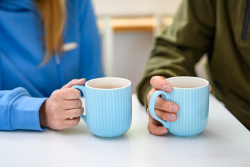 Spotkanie w kafejce dwójki przyjaciół pijących herbatę  - obrazy, fototapety, plakaty