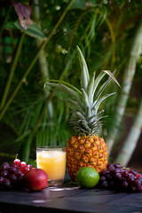 Tropische Früchte und Orangensaft