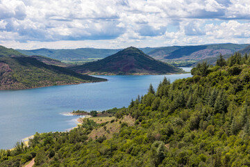 Vue générale sur le Lac du Salagou depuis les hauteurs d'un chemin forestier au nord du lac