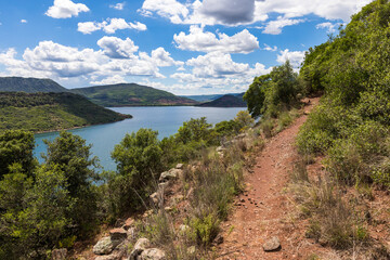Chemin de randonnée au bord du Lac du Salagou, près de la Baie des Vailhés