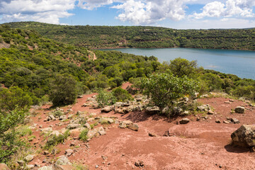 Lac du Salagou et ses terres rougs depuis un chemin en hauteur