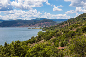 Fototapeta na wymiar Lac du Salagou et ses terres rougs depuis un chemin en hauteur