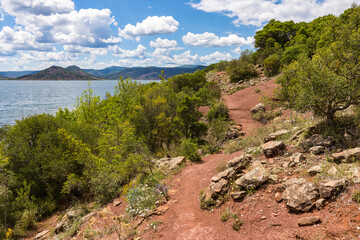 Chemin de randonnée au bord du Lac du Salagou, près de la Baie des Vailhés