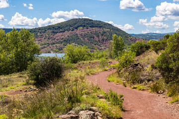 Petit voilier sur le Lac du Salagou depuis un chemin sur les berges