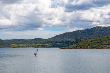 Planche à voile sur le Lac du Salagou depuis la Baie des Vailhés