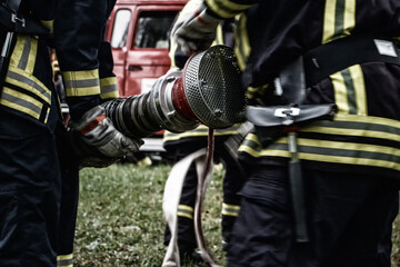 Feuerwehrmann kuppelt Saugschlauch