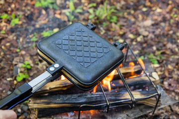 ホットサンドウィッチ　 hot sandwich maker on a campfire - 614385585