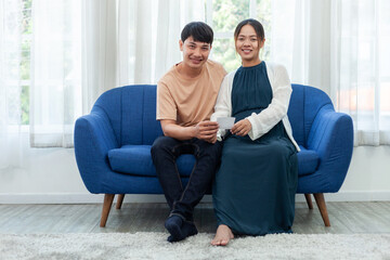 Obraz premium man and pregnant woman looking at baby ultrasound pad with her lover happy pregnant woman looking at ultrasound film.