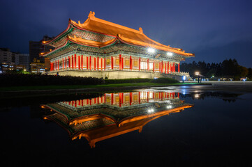 Obraz premium There are beautiful reflections on the water in Liberty Square. The Chiang Kai-shek Memorial Hall and the National Concert Hall after the rain.