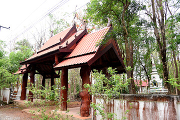 kleiner Holztempel in Thailand