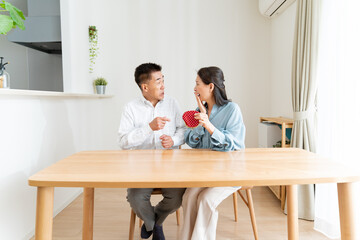 財布を持って困る夫婦