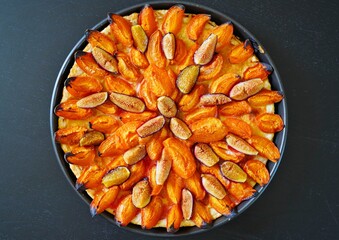 Homemade tart with apricots, figs and almonds